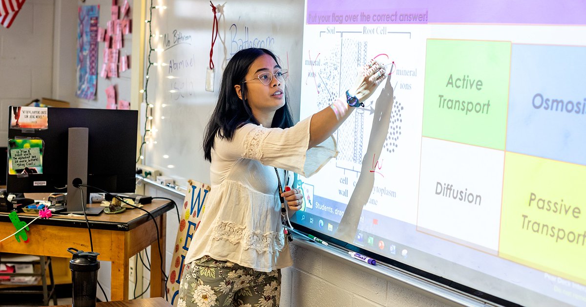 ¡Felicidades! Kirsten Salonga de Justice HS ganó el Premio a la Enseñanza Ejemplar Robert E. Yager 2023 de NSTA. Como una de seis ganadores, recibió $1,000. Descubre su impacto en la enseñanza de ciencias en FCPS: bit.ly/3PAsSOW #FCPSMartesdeMaestros
