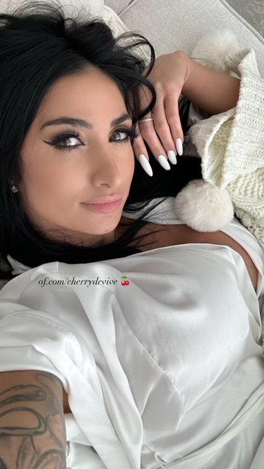 Rise and shine morning glory ☀️ It&rsquo;s a beautiful *new* day and I&rsquo;m loving laying here reading your DMs