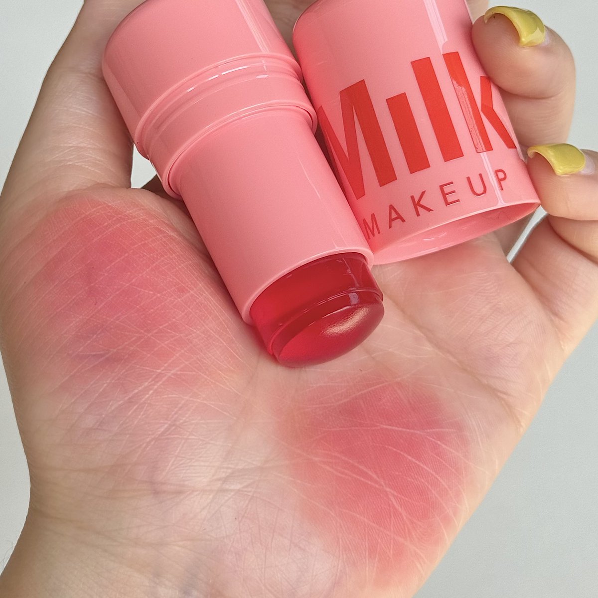 BubblesxMakeup's tweet photo. 🍄🍎🍒🍓 นี้ไม่ใช่ครีมบลัชแต่น้องคือเจลลี่บลัชชช  เนื้อเจลลี่ดึ๋งๆของ milk makeup รุ่น cooling water jelly tint มันน่ารักมากๆๆ แตะบนผิวได้เลย เย็นๆเบาสบายผิว ไม่เป็นเลเยอร์ ดูธรรมชาติ ฟินิชเหมือนใช้ทิ้นท์ทาเลยต้องรีบเกลี่ยนิดนึง สี spritz น่ารักสุดๆ ชมพูคอรัลๆแดงๆ ติดทนทั้งวัน https://t.co/jwbrHjslnO