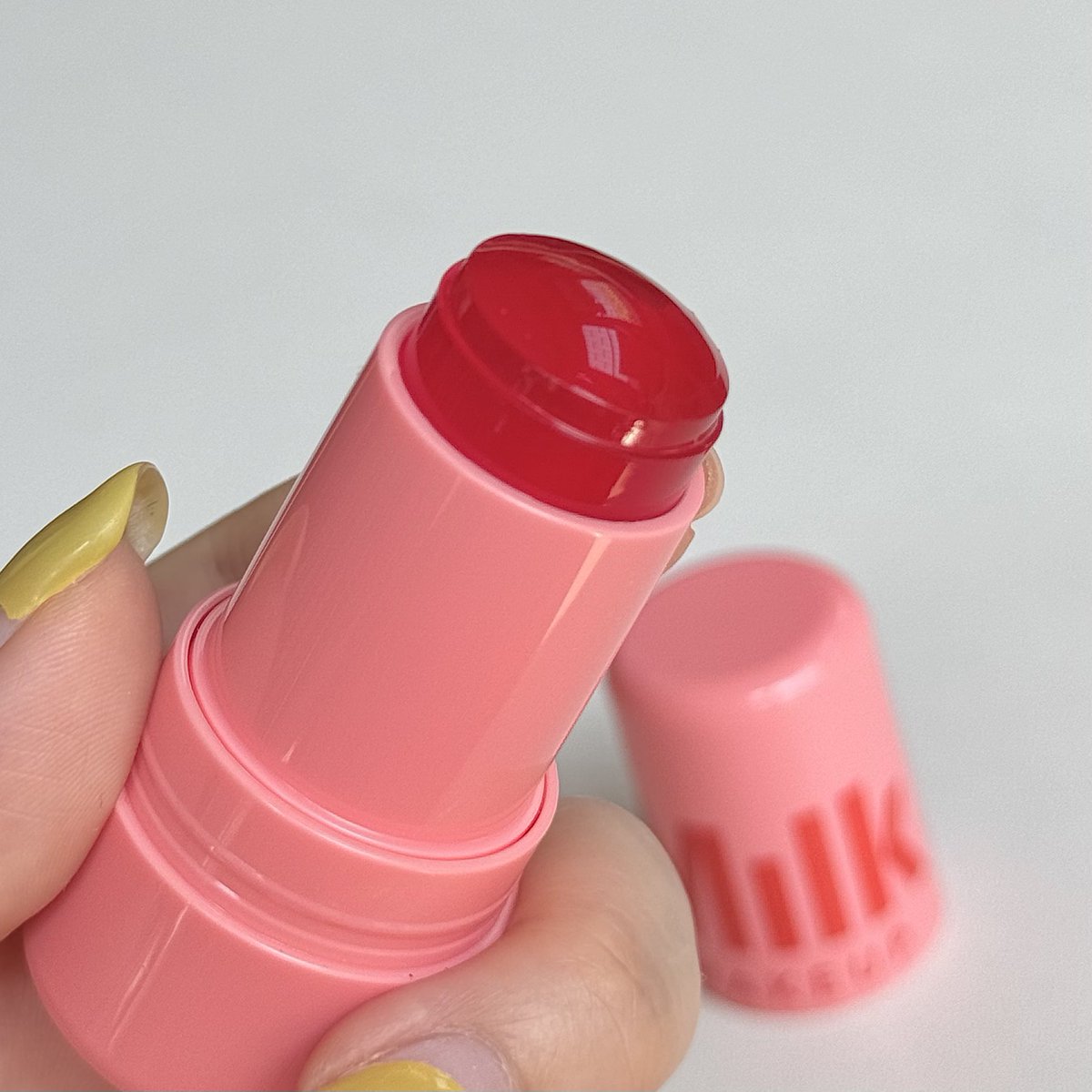BubblesxMakeup's tweet photo. 🍄🍎🍒🍓 นี้ไม่ใช่ครีมบลัชแต่น้องคือเจลลี่บลัชชช  เนื้อเจลลี่ดึ๋งๆของ milk makeup รุ่น cooling water jelly tint มันน่ารักมากๆๆ แตะบนผิวได้เลย เย็นๆเบาสบายผิว ไม่เป็นเลเยอร์ ดูธรรมชาติ ฟินิชเหมือนใช้ทิ้นท์ทาเลยต้องรีบเกลี่ยนิดนึง สี spritz น่ารักสุดๆ ชมพูคอรัลๆแดงๆ ติดทนทั้งวัน https://t.co/jwbrHjslnO