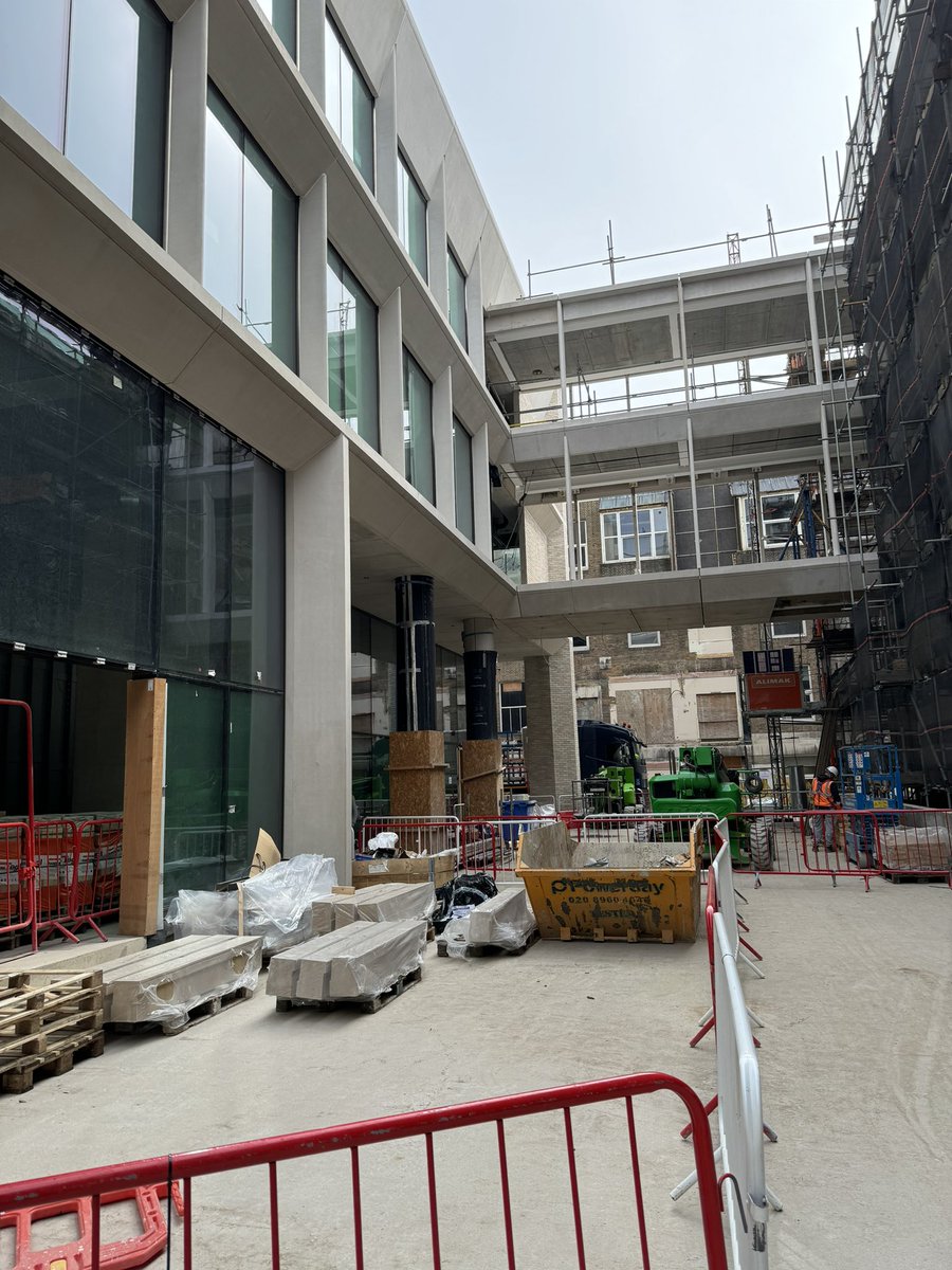 Delighted to welcome UCL strategy team OVPS to Queen Square & show amazing progress on our £281m build >12 years since we originally conceived & finally opens 2025- a key element of our institute dual hub ecosystem to turn science into treatments! @uclh @UCLBrainScience @UCLIoN