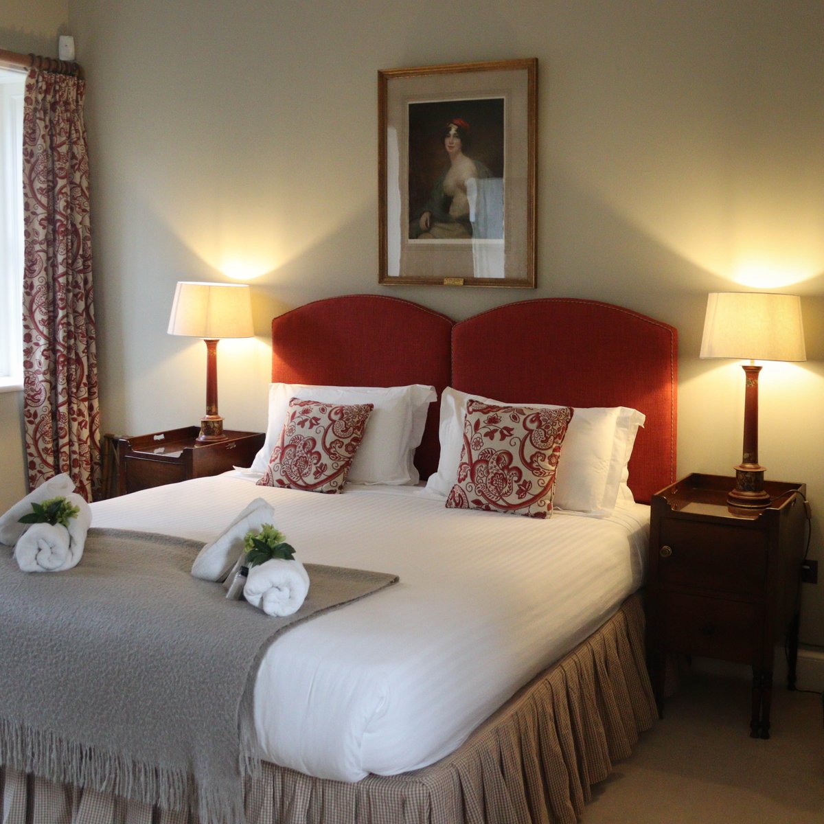 ✨The Lockhart Room✨
Named after Scott's son-in-law, John Gibson Lockhart, this luxurious double room is furnished with a Victorian dressing table and several precious ornaments. Its sophisticated ensuite has a large bath and shower with views overlooking the private courtyard.