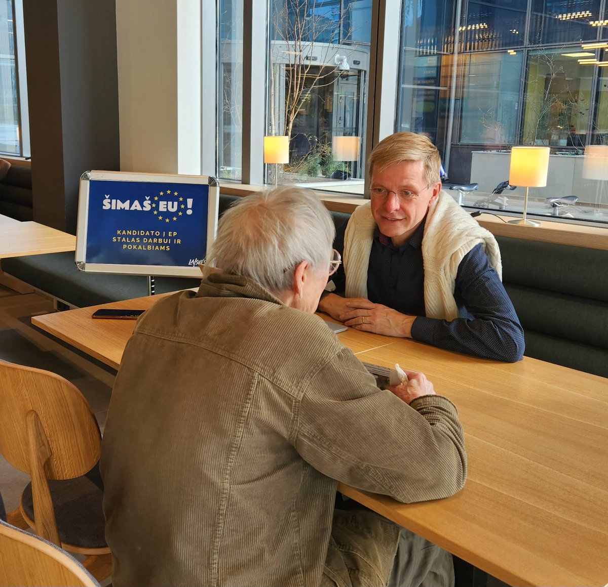 Antradieniais nuo ~4 iki ~6 mano darbo vieta čia. Ateikit, pabendrausim apie Europą, Vilnių, kas rūpi ;)
Su ponia Elvyra va gerai pakalbėjom ką tik.
