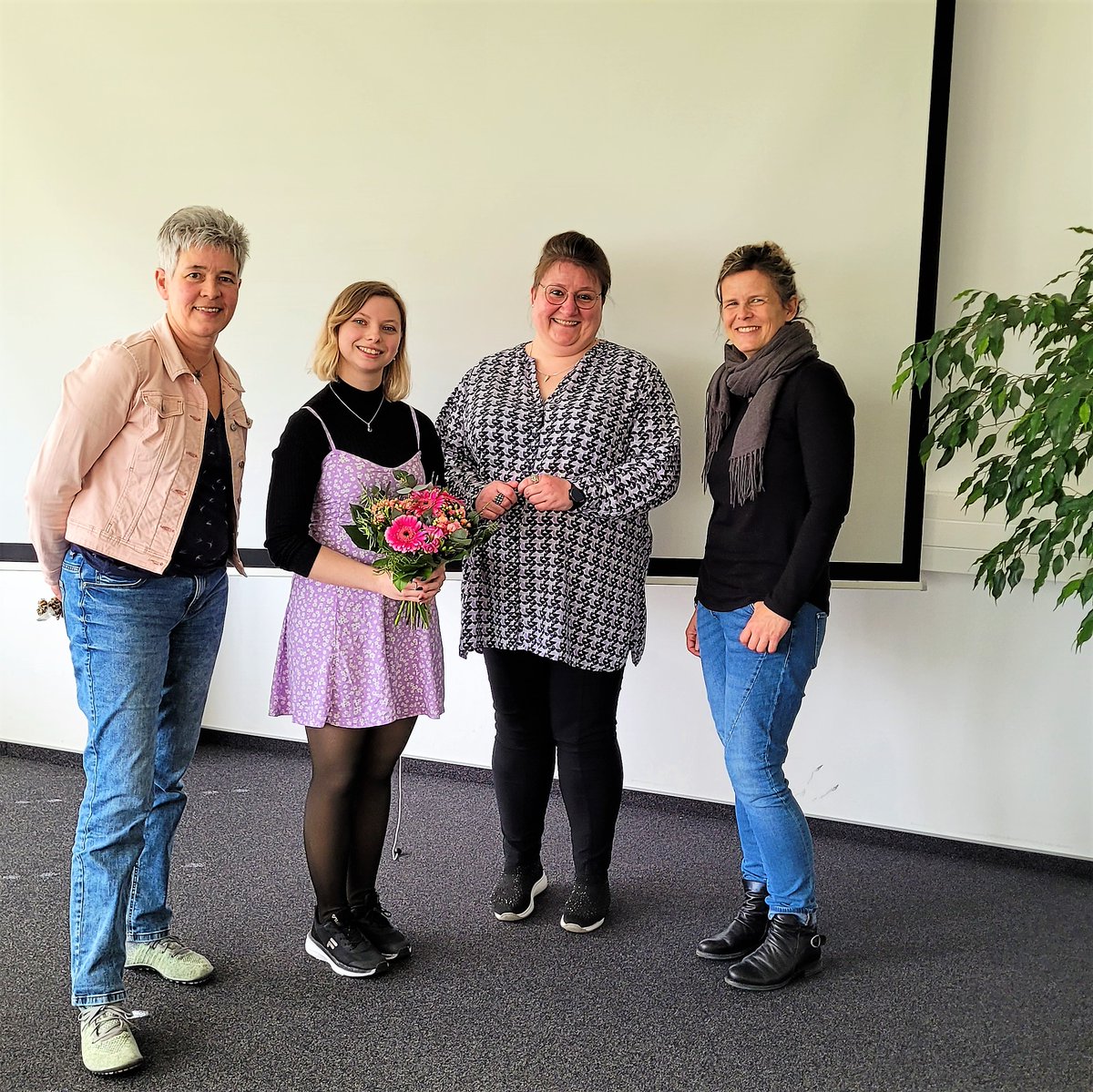 UBIlmenau's tweet photo. Heute war ein besonderer Tag für unsere #Praktikantin Angelina, denn 20 Wochen #Praktikum in der #ubilmenau gehen zu Ende. 
Wir wünschen dir weiterhin viel Glück und Erfolg. 
#ubilmenau #unibib #praktikum #internship #arbeiteninderbib #workinginthelibrary #hinterdenkulissen https://t.co/3wztRFSYbt