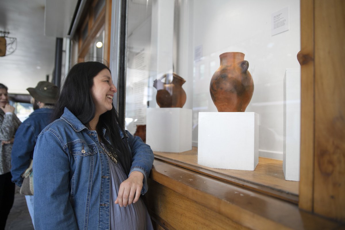 #Seloganó! Hoy queremos felicitar a Génesis Paichil, quien expuso en nuestras vitrinas de calle quillota y hoy tiene algunas de sus obras en nuestra boutique. 
#Ahora en #LaMoneda está recibiendo su distinción como #ArtesanaAprendiz.
 #MujerMapuche #cultura #SaberesAncestrales