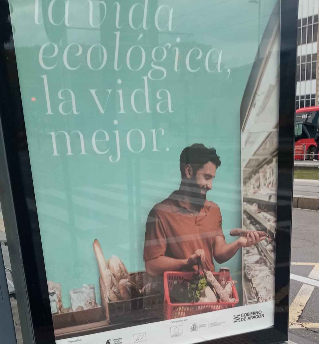 Cuando miras con esos ojillos un salchichón, o eres charrandero o eres un picaruelo.