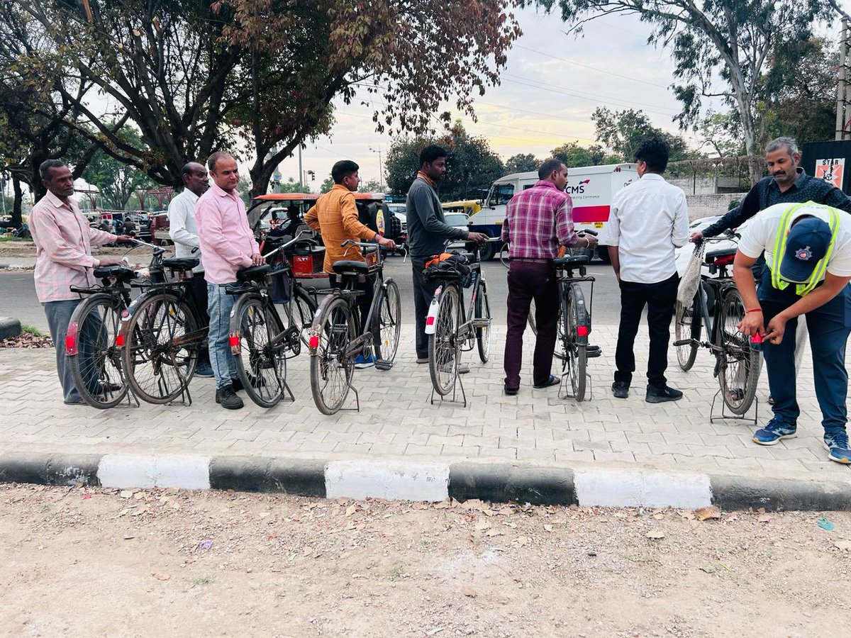 trafficchd's tweet image. CYCLE SAFETY SQUAD of Chandigarh Traffic Police in its continuous endeavor for the #safety of cyclists 🚴‍♂️, Richshaw/Reheri users carried out a special drive of Affixing #reflective tape Red &amp;amp; Yellow upon Bicycle/Rickshaw/Rehri at Faida Barrier &amp;amp; Poultry Farm Chowk to