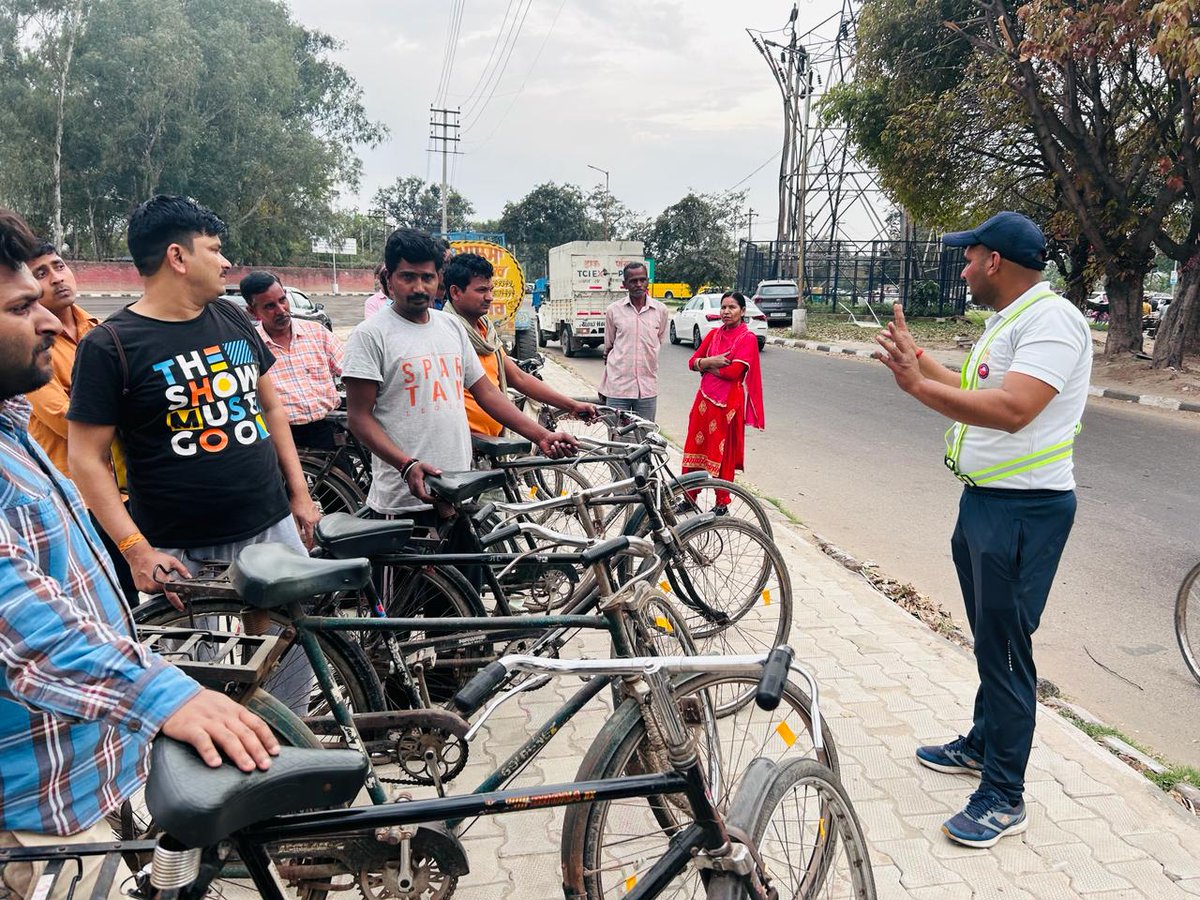 trafficchd's tweet image. CYCLE SAFETY SQUAD of Chandigarh Traffic Police in its continuous endeavor for the #safety of cyclists 🚴‍♂️, Richshaw/Reheri users carried out a special drive of Affixing #reflective tape Red &amp;amp; Yellow upon Bicycle/Rickshaw/Rehri at Faida Barrier &amp;amp; Poultry Farm Chowk to