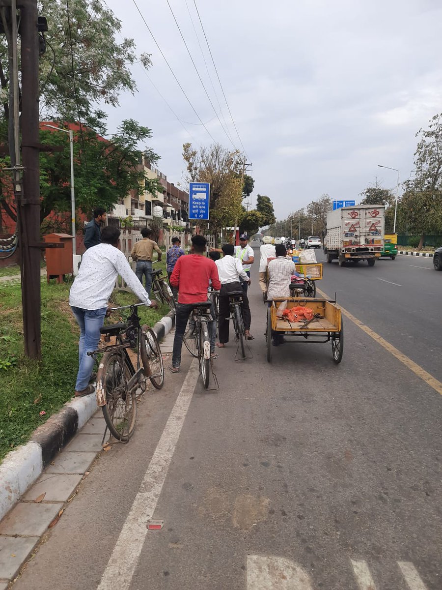 trafficchd's tweet image. CYCLE SAFETY SQUAD of Chandigarh Traffic Police in its continuous endeavor for the #safety of cyclists 🚴‍♂️, Richshaw/Reheri users carried out a special drive of Affixing #reflective tape Red &amp;amp; Yellow upon Bicycle/Rickshaw/Rehri at Faida Barrier &amp;amp; Poultry Farm Chowk to
