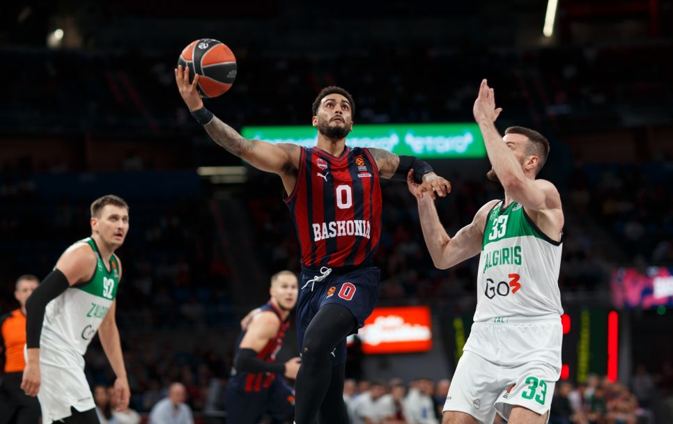 nlsetv's tweet photo. The current top scorer in the Spanish Basketball League, #LigaEndesa, is American Import #MarkusHoward. Displaying his elite scoring ability that made him a collegiate star. Follow the link below for more about the dynamic #Baskonia guard:
https://t.co/cmmD2dEiNt https://t.co/HYQIZPskyd