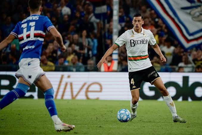 ruangtaktik's tweet photo. Bertahan itu tidak cuma soal aksi tackle, block, intersep dll. Tapi ada yg namanya bertahan secara tim dimana Idzes terlihat sekali meningkatkan organisasi bertahan Timnas. 

Pengatur garis pertahanan yg handal, Idzes 👌 https://t.co/B3lD087Fz9