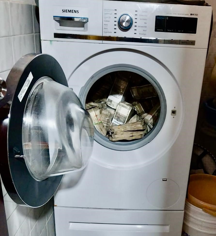 kkvaishnaw's tweet photo. Money in Laundry....????
@dir_ed ईडी की कार्रवाई में मनी लाँड्रिंग का वास्तविक स्वरूप देखने को मिला...तब पता चला कि मनी लाँड्रिंग की जगह "मनी लॉन्ड्री" ऐसी होती है....@MansaRajasthani @arvindchotia #ED_Action https://t.co/r1trG45kkS