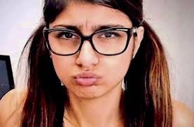 AnshulYadav010's tweet photo. This is the reason why Mia Khalifa is trending🫨 मियां खलीफा !!

This is definitely shameless behaviour,who are comparing नेहा सिंह राठौर with मियां खलीफा

What wrong with Society 🤯
Please respect 🫡 all women https://t.co/wC2ZJJo0S6