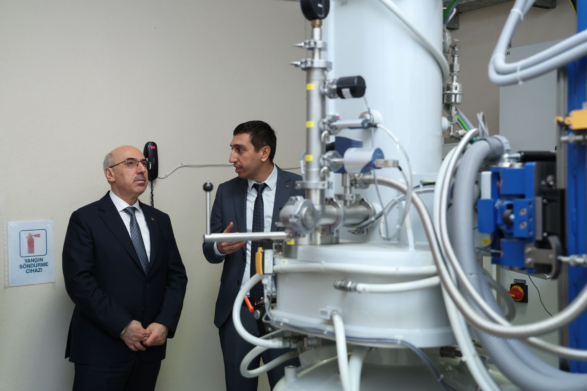 universitemDEU's tweet photo. #universitemDEU Rektör V. Prof. Dr. Mahmut Ak ve Üst Yönetimimiz, savunma, havacılık, tıp, teknoloji, yenilenebilir enerji ve uzay sanayi alanlarında mühendislik faaliyetlerini sürdüren Elektronik Malzemeler Üretim ve Uygulama Merkezi (EMUM) ile Bilim ve Teknoloji Uygulama ve Araştırma Merkezimizi ziyaret ettiler. Ülkemizin milli hedefleri doğrultusunda kritik roller üstlenen Tınaztepe Yerleşkemizdeki merkezlerimizin son teknolojiyle donatılmış araştırma laboratuvarlarını gezen Rektör V. Ak ve Üst Yönetimimiz, birim yetkililerimizle Ar-Ge ve mühendislik faaliyetlerine yönelik istişarelerde bulundular. 
@deu_team
@deu_emum