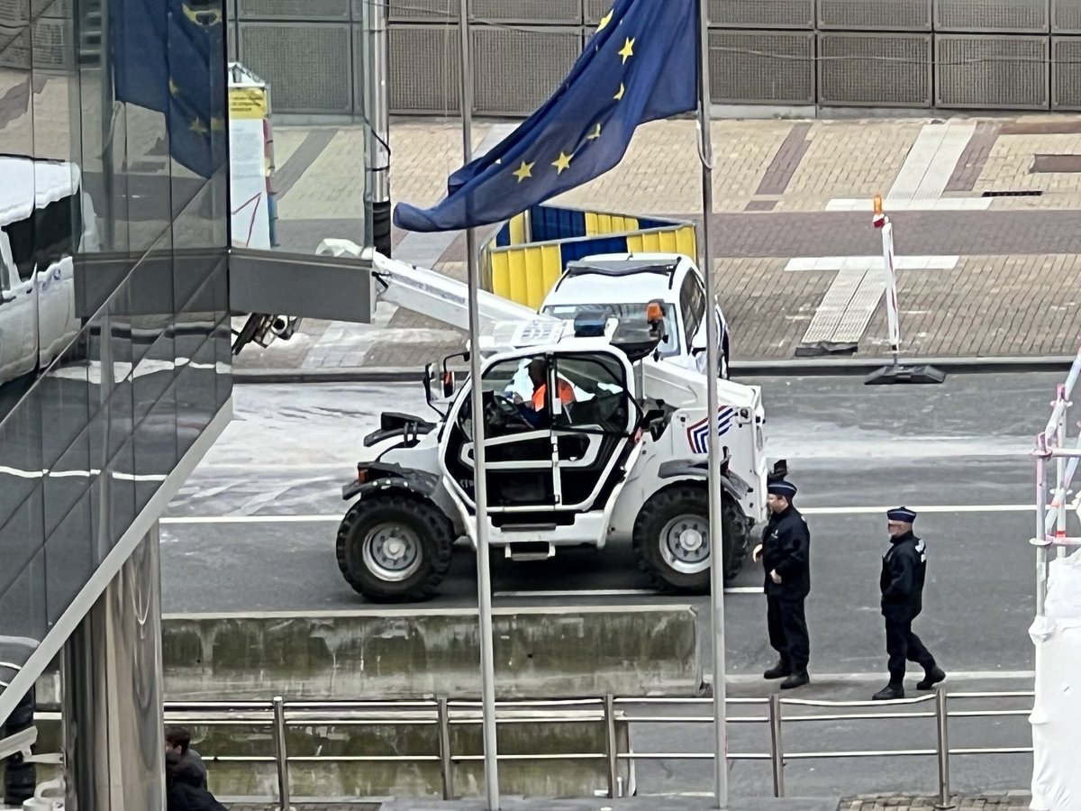 De politie heeft ook trekkers, maar ze zijn een stuk kleiner #boeren #Brussel