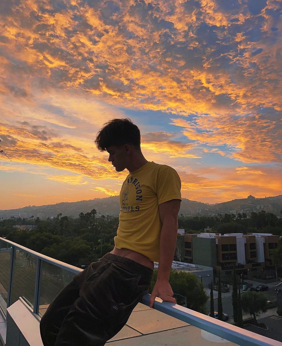 SXVAGESUCKER's tweet image. ︎ ⠀︎
︎
     
︎     ———       S U N S E T . 
                                      
⠀︎
︎ ⠀︎
︎
         
⠀︎