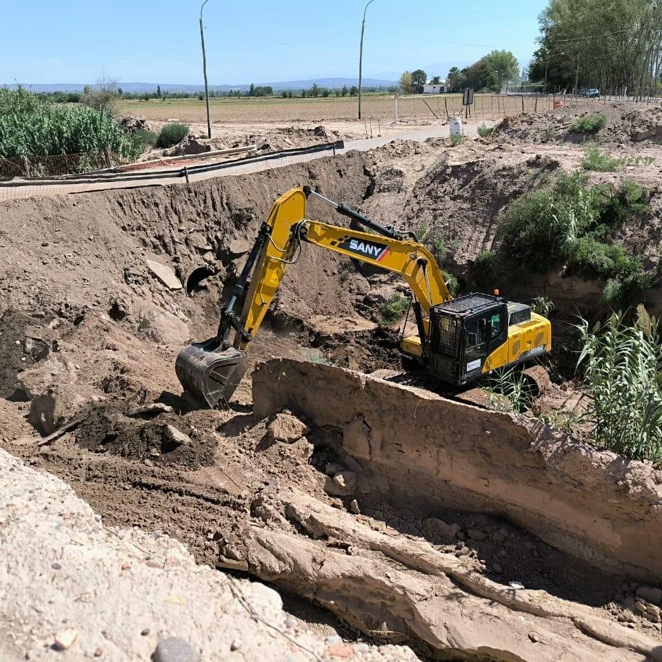 RubenInfanteDPV's tweet photo. Reinicio de obra📍 RP 14 Puente de Arroyo Claro, Barrancas Maipú.
Seguimos trabajando para un mejor tránsito en la provincia 💪. DPV
#vialidad #vialidadprovincial #calidad #trabajo #cuidadania #departamentodevialidad https://t.co/iWScaeqL9S