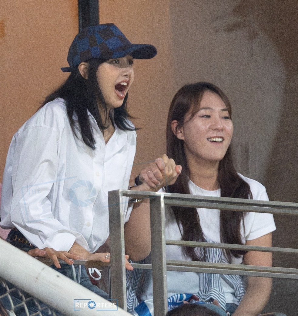 Lisa is super engrossed in the match 😆

HAPPY LISA DAY 
#Chapter27WithLalisa 
#AllRounderLisaDay