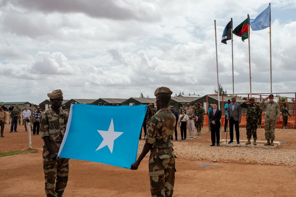 .@SNAForce members present the Somali flag during a Danab graduation ceremony at Baledogle, Somalia, Aug. 3, 2023. #SOFinAfrica forces assisted the training events of our Somali partners to become members of the Danab.