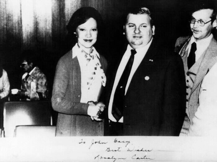 Pics of John Wayne Gacy with First Lady Rosalynn Carter on May 6, 1978.
The last pic is the same first photo but with Carter's autograph below it that can be read: 'To John Gacy, best wishes - Rosalynn Carter'.
#johnwaynegacy #serialkillers #truecrime #truecrimecommunity