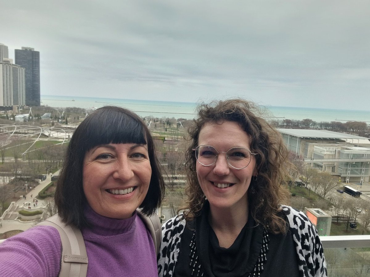 Enjoying the discussion w/ the brilliant @SabinaCvecek during our mentoring talking-walking through #Chicago 🖖 Happy to hear the great news of her @Mariecurie_alum project @oeai_oeaw @FieldMuseum