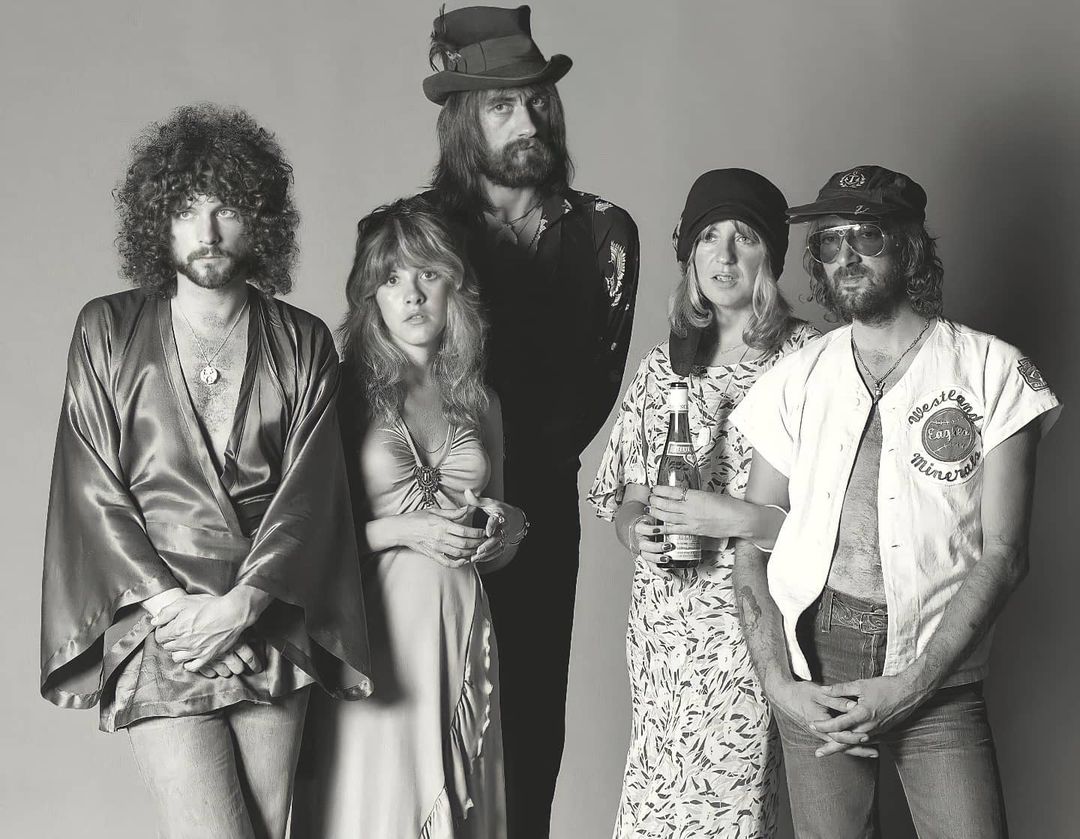 Prêt à plonger dans l'univers de @fleetwoodmac ? ⚡️ Retrouvez @Carole_RTL2 pour une Pop-Rock Collection dédiée au fameux groupe dès 19h sur RTL2 ! 🤩❤️