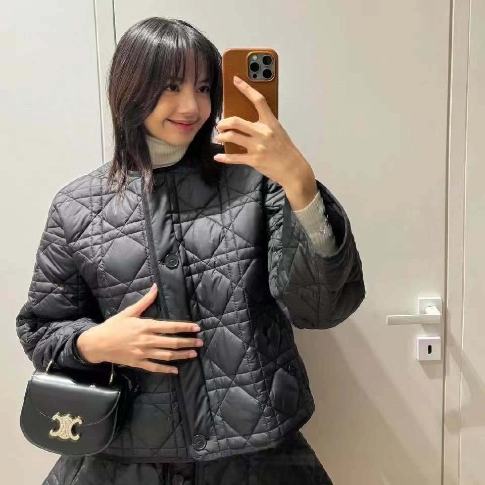 Wcu0112's tweet photo. HAPPY LISA DAY
Q:“你想回到什么过去的时候？”
Lisa:“我不想回到过去，因为我现在就很快乐” 你要一直快乐下去，生日快乐Lisa🎂🎉🎉❤️
#Chapter27WithLalisa
#AllRounderLisaDay
#에브리원_사일런트_오늘은_쁘탄절 https://t.co/ttSTmpt5yn