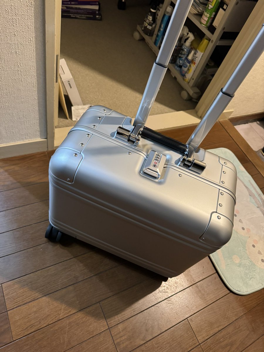 inokawangan's tweet photo. いろいろ頑張ったので自分ご褒美にゼロハリバートン買った！ https://t.co/BQLrSZOjkj