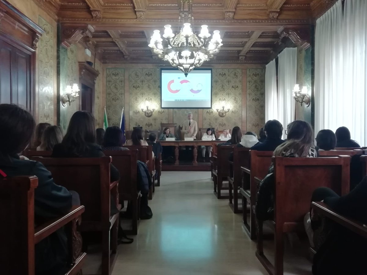 Conclusa la tappa di #reggiocalabria del Giro d'Italia delle donne che fanno impresa. Al centro dell'incontro svoltosi in #cameradicommercio gli strumenti e le opportunità per le #impresefemminili in Calabria. 
facebook.com/CamComReggioCa…