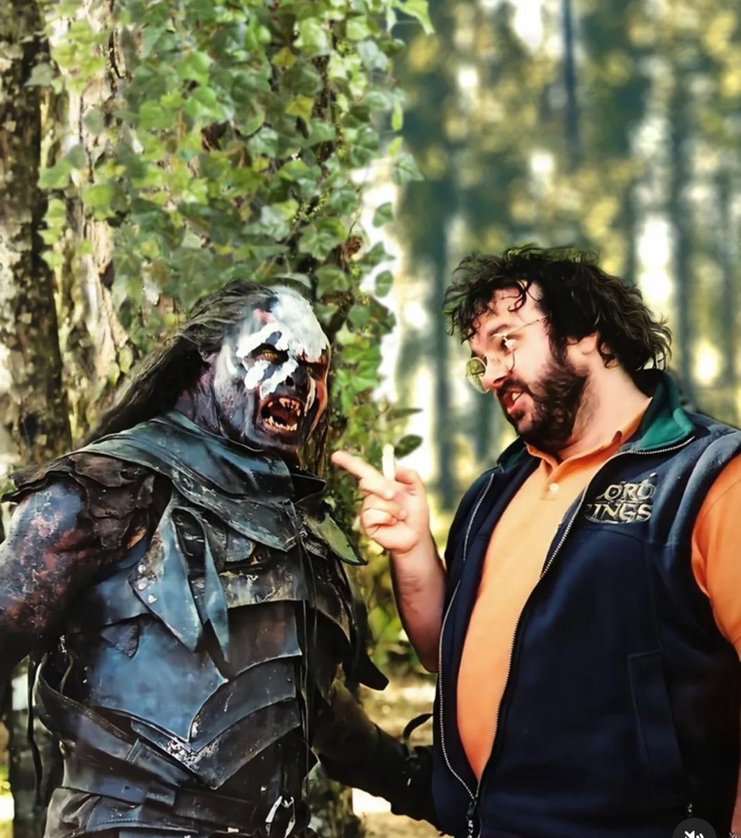 ToIkienverse's tweet photo. — “Y luego tienes que cargarte a Boromir a flechazos para que los que vean la película lloren.”

— “Así será, mi señor Jackson.” https://t.co/0M4PEQPwpQ
