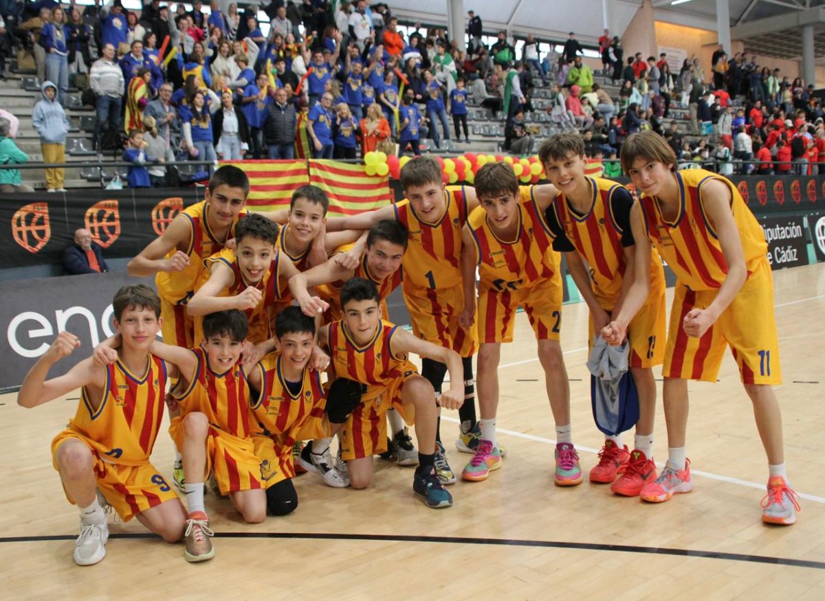 SELECCIONS | 🏀CA-TA-LU-NYA‼️     
Definició de FELICITAT: aquesta foto. Una imatge val més que mil paraules. Felicitat compartida amb tota l'expedició catalana que ens ha recolzat! Gràcies a totes/tots. Sou la repera🏅
#CatalunyaBQ #PlanetaMini2024