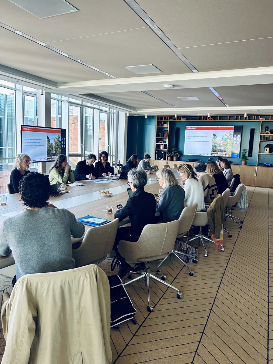 1 immeuble, 1 œuvre tweet media