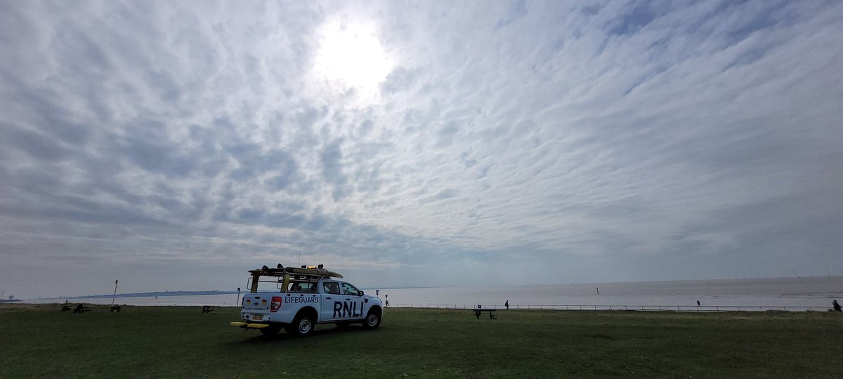 It's all calm here on Crosby Coastal Park and Beach... thankfully there's no drama out at sea🌊🙏 The sun battles with the #Altocumulus clouds and the @rnlilifeguardnw @RNLILiverpool watch on 👀 All in all a pleasant Spring day..🌥 @CloudAppSoc @StormHour