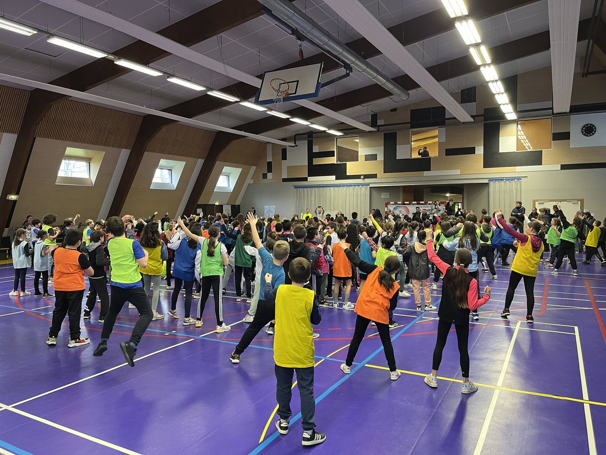 clgrostand87's tweet photo. En course pour les jeux ! Une action autour de l’esprit olympique portée par le @hautevienne_dep pour les élèves de 6ème et CM2 https://t.co/TPHG6Bz9FS