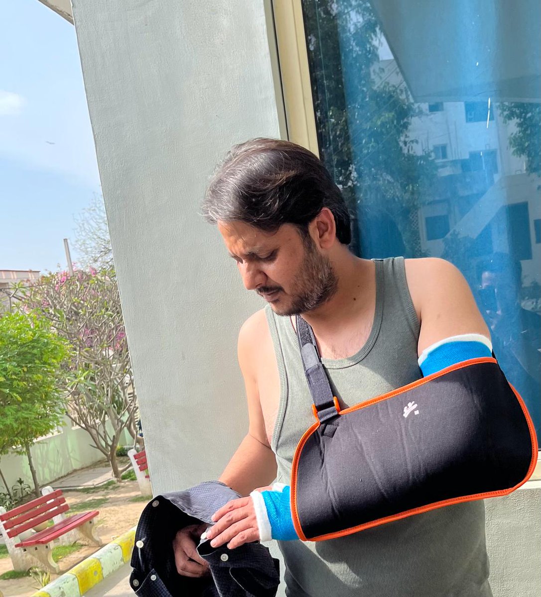 javedakhtar90's tweet image. अपना काम कर रहे पत्रकारों के साथ आज 
दिल्ली पुलिस ने जो गुंडागर्दी की, ये है उसका नतीजा, @htTweets के फोटो जर्नलिस्ट @salmanclicks को गिराकर हाथ तोड़ दिया. सलमान का रोज़ा भी था. 
@DelhiPolice 
@AAPDelhi 
#AAPprotest