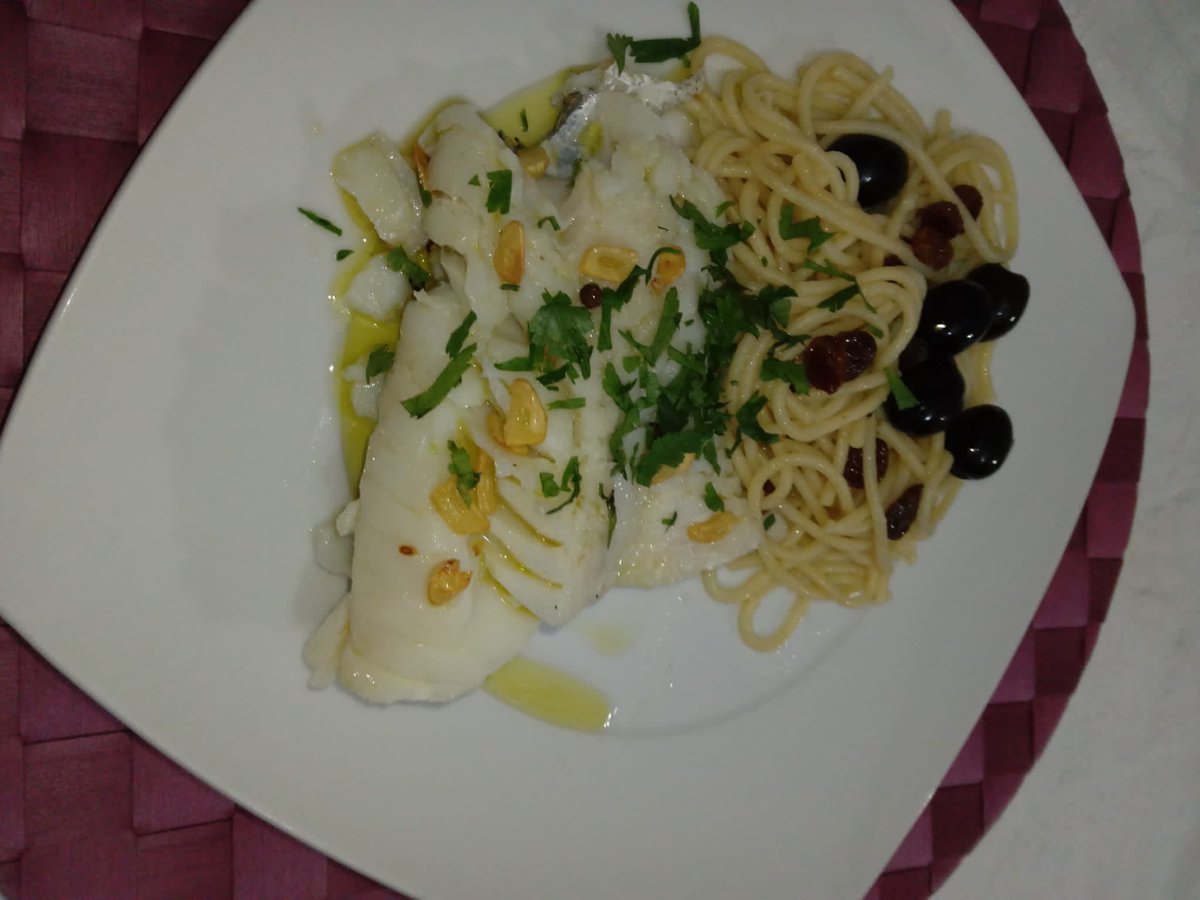 🏡Bacalao, spaguetti con uvas pasas y aceitunas negras 🤍🍀🌿🕊