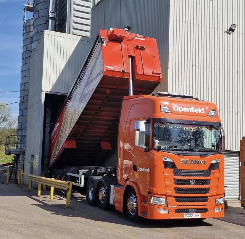 Couldn’t ask for better weather ☀️ This morning our Driver Peter has been tipping milling wheat in Finedon. If you see our own fleet on farm, please tag us in your photos 📸