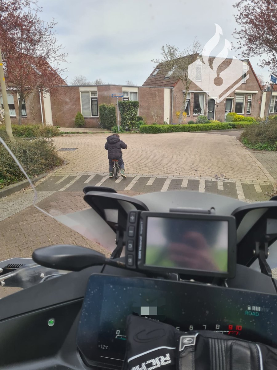 Dit kleine manneke van 3 jaar was even zijn eigen weg gegaan om de wereld (#Nijkerk) te gaan verkennen. Gelukkig was er een oplettende burger die de politie heeft gebeld. Ook ouders belde kort daarop dat hun kindje weg was. Eind goed al goed.