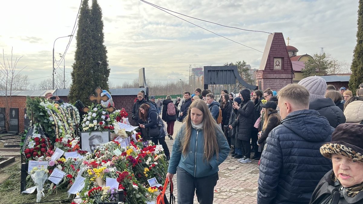 „Am 40. Tag fliegt die Seele in den Himmel“, sagt eine Frau am Grab von Aleksej Nawalny. Entsprechend der russisch-orthodoxen Tradition kommen heute viele seiner Anhänger und Anhängerinnen zum Moskauer Borisowo-Friedhof