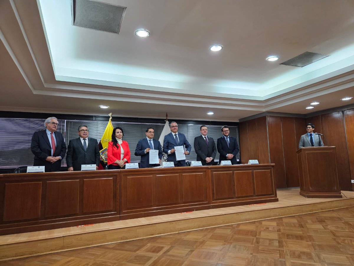 🤝 ¡Hemos logrado un acuerdo interinstitucional entre <a href="/CorteNacional/">Corte Nacional de Justicia</a> y <a href="/procesalecuador/">Instituto Ecuatoriano de Derecho Procesal</a>! Ello permitirá unir las voces de procesalistas a las dos orillas del estrado, para impulsar proyectos en beneficio de los usuarios. ¡Gracias a <a href="/Ppsuing/">Jose Suing Nagua</a> y <a href="/jolismazon/">Jorge Luis Mazón</a> por hacerlo posible!