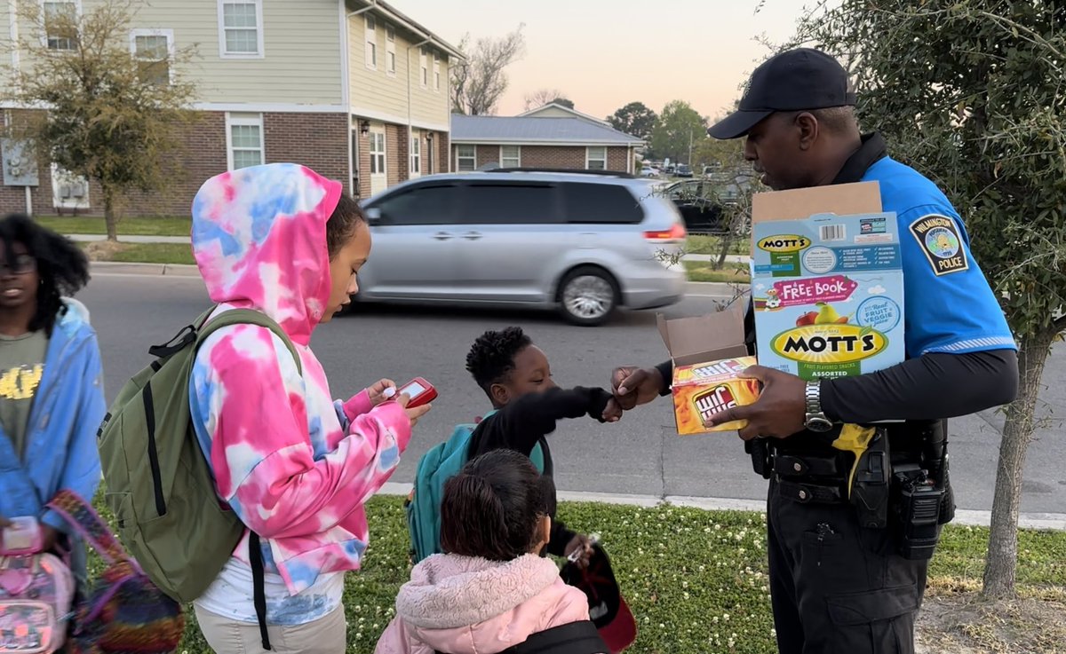 WilmingtonPD's tweet photo. Providing a quick snack and a morning smile is something that OFC. Kealon does nearly every single morning at the school bus stop! Recently, our team caught up with him in the Creekwood community where he was offering fist bumps and words of encouragement to our local students.🚌 https://t.co/zuTNfxnnEg