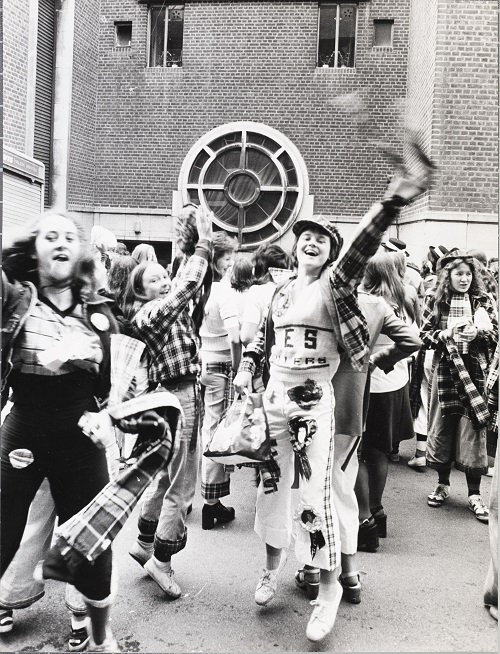 E & S Photo Archive (@esphotoarchive) on Twitter photo The huge amount of interest in the collection, including the number of volunteers helping out, demonstrates #WhyArchives, as nobody wants to see these photos disappear for future generations. If you want to know about the collection, please get in touch! #Archive30 <a href="/ARAScot/">ARA Scotland</a> The huge amount of interest in the collection, including the number of volunteers helping out, demonstrates #WhyArchives, as nobody wants to see these photos disappear for future generations. If you want to know about the collection, please get in touch! #Archive30 <a href="/ARAScot/">ARA Scotland</a>