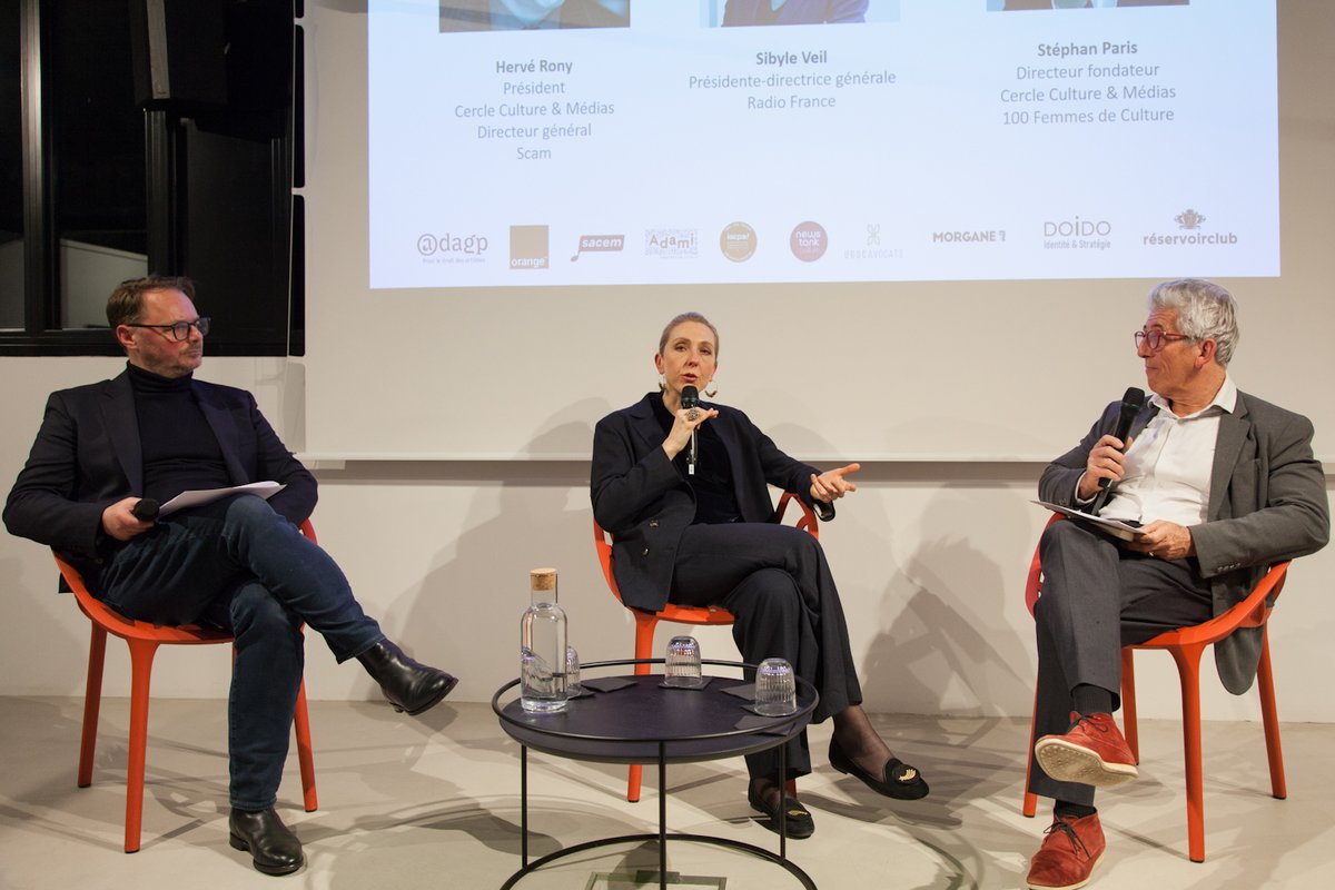 Cercle_CM's tweet photo. [@Adagp_ 25 mars] @SibyleVeil PDG de @radiofrance officiellement intronisée membre d'honneur du @Cercle_CM lors d'une rencontre animée par @RonyHerve &amp; @Paristephan en présence de Marie-Anne Ferry-Fall, DG de l'@Adagp_. Un échange suivi d'une dégustation du domaine #LaBoucheduRoi https://t.co/dpMu5NV814