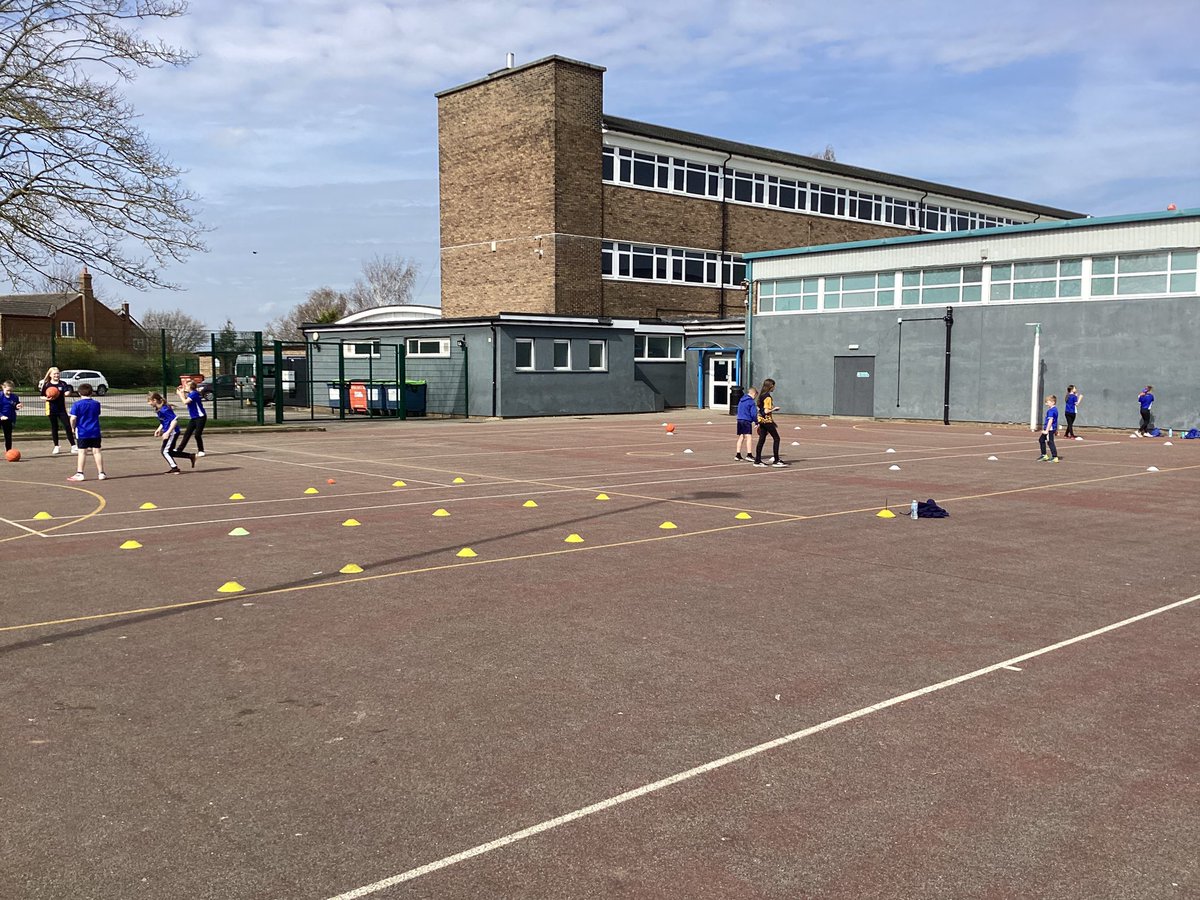 🏀⚽️🏐 DRET Sports Leadership: Well done to our Year 7 and 8 Sports Leaders who delivered some sessions for students from @Corby_Glen_Pri today. The Sports Leaders were a credit to the academy, delivering their first sessions since starting the course #crasport @DRETsport