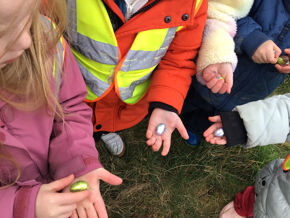 Learning about signs of spring and Easter traditions🐣🌹🐰🪺 We went on a hunt for the Easter Bunny- looking for his burrow and droppings….we found beautiful spring daffodils and yummy chocolate eggs 🪺💕