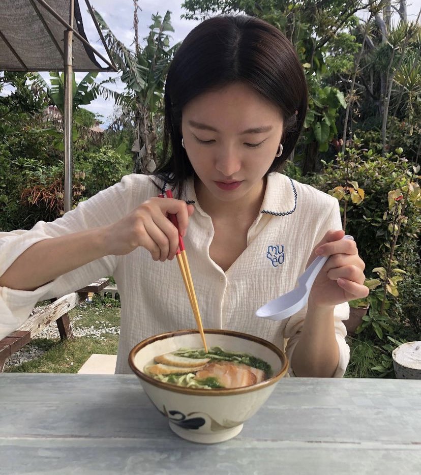 Sharing laughs and delicious dishes on a cozy Tuesday with Anggi and Tasha, creating memories that warm the heart. Grateful for these cherished moments together. 🍽️💫💖