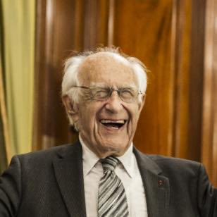 ⚫️ Qui mieux que Claude incarne l’esprit français, de la résistance à l’économie sociale et solidaire ? Un homme de tous les combats, de tous les liens. 
Il incarne un siècle d’engagement, de justice et de coopération.
Merci Claude, pour vos conseils, votre héritage nous oblige.