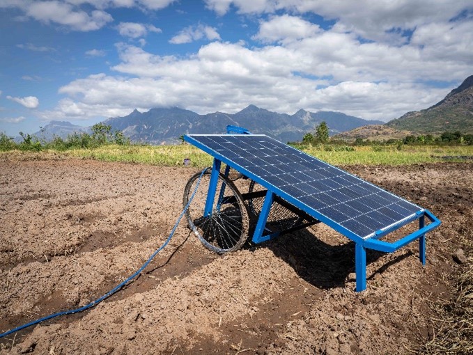 As rainfall patterns become more unpredictable, there is a growing need for irrigation agriculture. But not all farmers in 🇲🇼 have access to irrigation technologies. Courtesy of @USAID and @UKaid , WFP is supporting local farmers with solar-powered irrigation to boost production