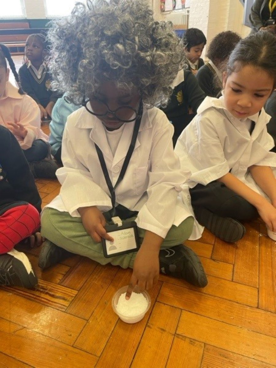 🌟 Exciting news! @NuttyScientist_ visited our Primary school to bring #scienceshows to life! Students learnt about making snow, knowledge on fossils and dinosaurs, electricity and how we use the ☀️ to tell time. An unforgettable experience! #HandsOnLearning @ArkSchools