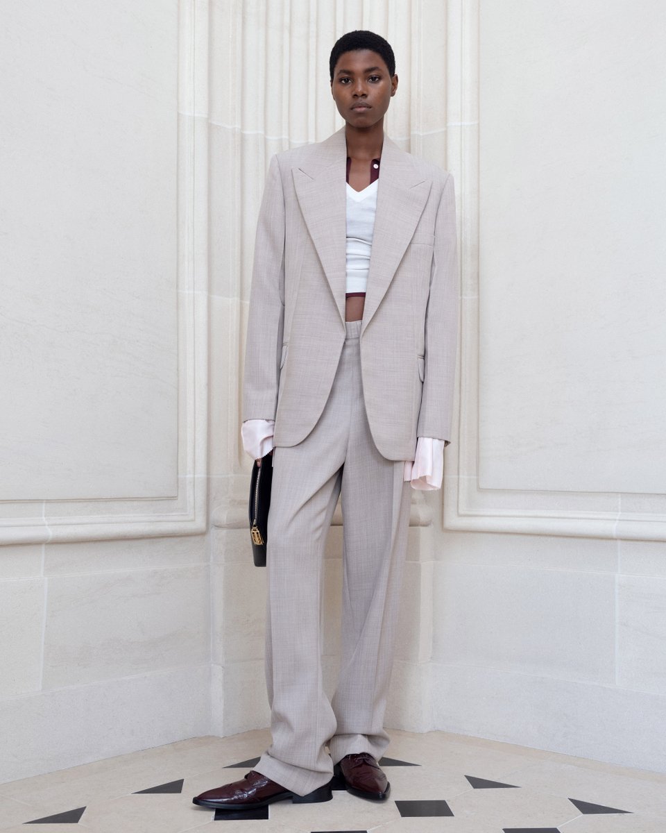 Classic suiting meets louche detailing. Discover new season tailoring >> victoriabeckham.visitlink.me/Lqcsyi #VBSS24